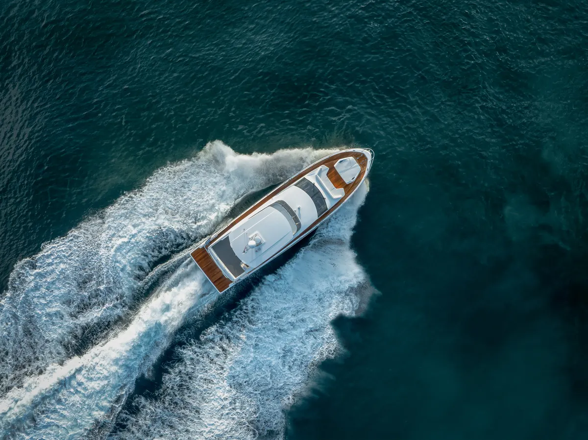 Majesty 65 from above, leaving a wide wake